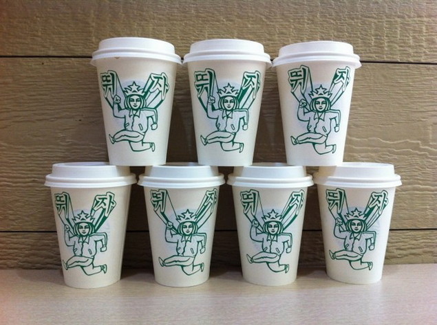 Дизайн на стаканчиках для кофе Starbucks