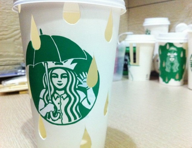 Дизайн на стаканчиках для кофе Starbucks