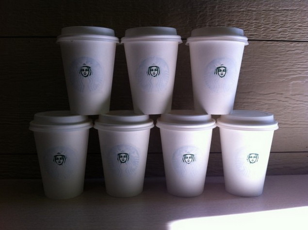 Дизайн на стаканчиках для кофе Starbucks
