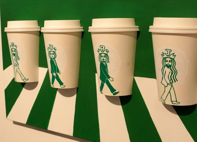 Дизайн на стаканчиках для кофе Starbucks