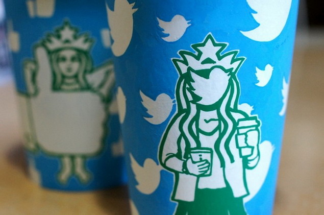 Дизайн на стаканчиках для кофе Starbucks
