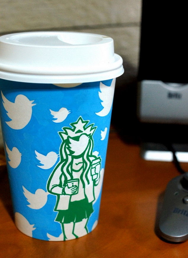 Дизайн на стаканчиках для кофе Starbucks